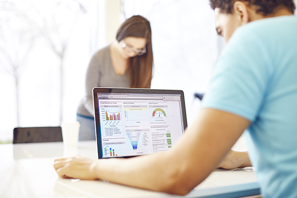 generare contatti con landing page due ragazzi al pc