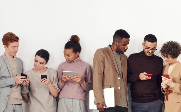 lead genetarion con landing page persone che guardano dispositivi mobili